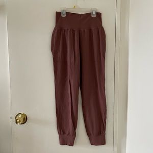 Athleta Salutation Jogger in Hearth Rose